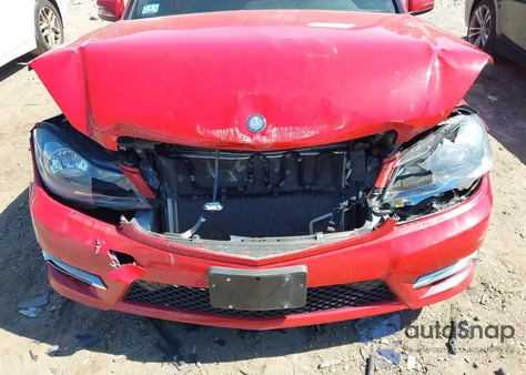 2013 Mercedes-Benz C 300 Luxury 4Matic/Sport 4Matic z USA, uszkodzony, nr VIN WDDGF8AB8DG047453